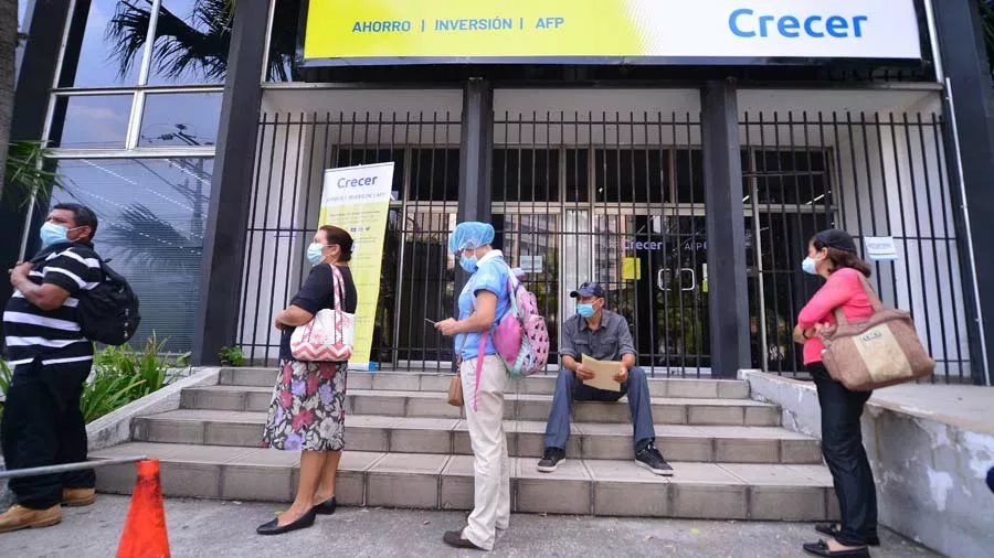 How much does the Salvadoran state owe the pension fund as of February 2025? — ¿Cuánto le debe el Estado salvadoreño al fondo de pensiones hasta febrero de 2025?