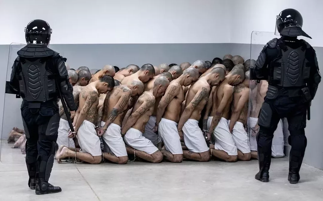 Abuses in Bukele’s prisons: “They beat him to death in the cell and dragged him out like an animal” — Los abusos en las cárceles de Bukele: “Lo mataron a golpes en la celda y lo sacaron a rastras como a un animal”