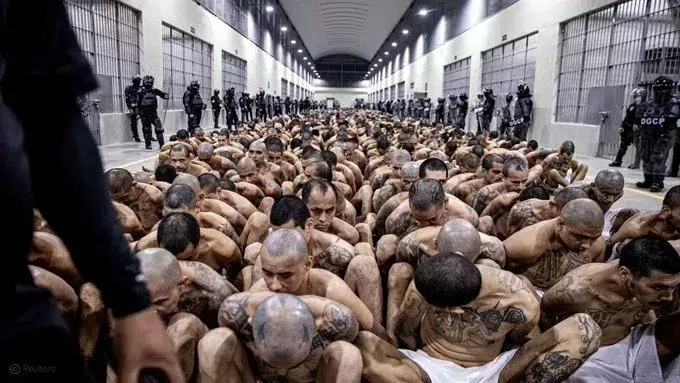 El Salvador: reduced to a show/ El Salvador: reducido a un show