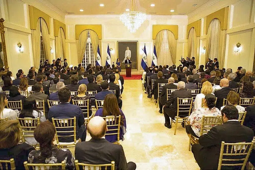 The Latinobarómetro Downgrades El Salvador to Autocracy — El Latinobarómetro degrada a El Salvador hasta autocracia