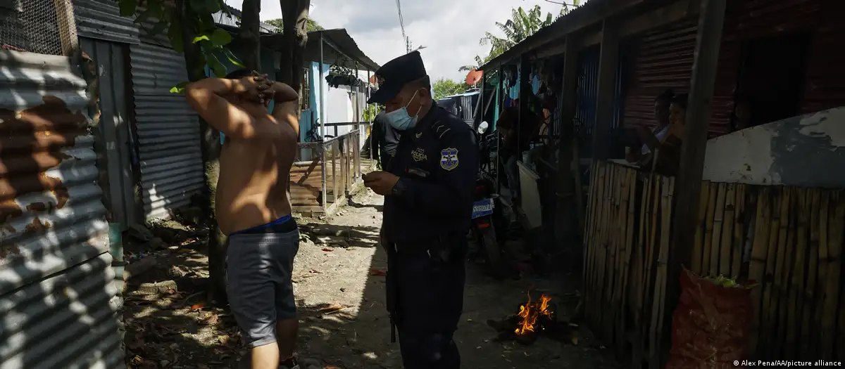 El Salvador: Police Officers Accused of Extorting the Population — El Salvador: acusan a policías de extorsionar a la población