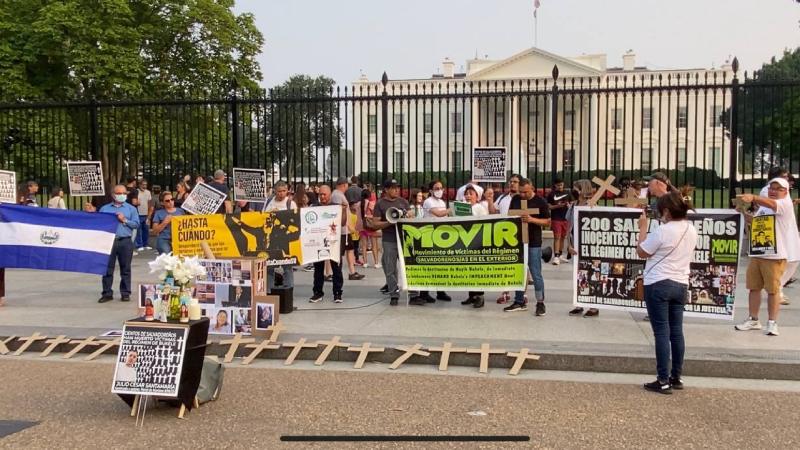 Salvadorans hold vigil in the United States for the innocent victims of the emergency regime — Salvadoreños realizan vigilia en Estados Unidos por las víctimas inocentes del régimen de excepción
