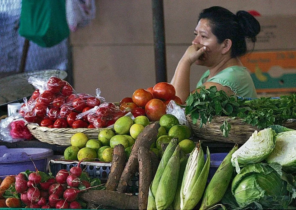 In July, Basic Food Basket Prices Soar in El Salvador — En julio, el precio de la canasta básica se disparó en El Salvador