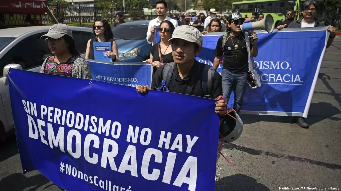 From the Region of Dying Democracies — Desde la región de las democracias que se acaban