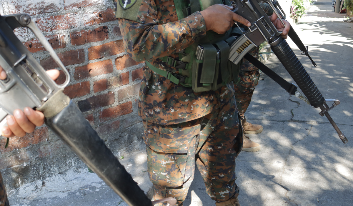 Armed Forces Occupy Cinquera School, Leaving Students Without Classrooms — Militares ocupan escuela de Cinquera y dejan sin salones de clase a estudiantes
