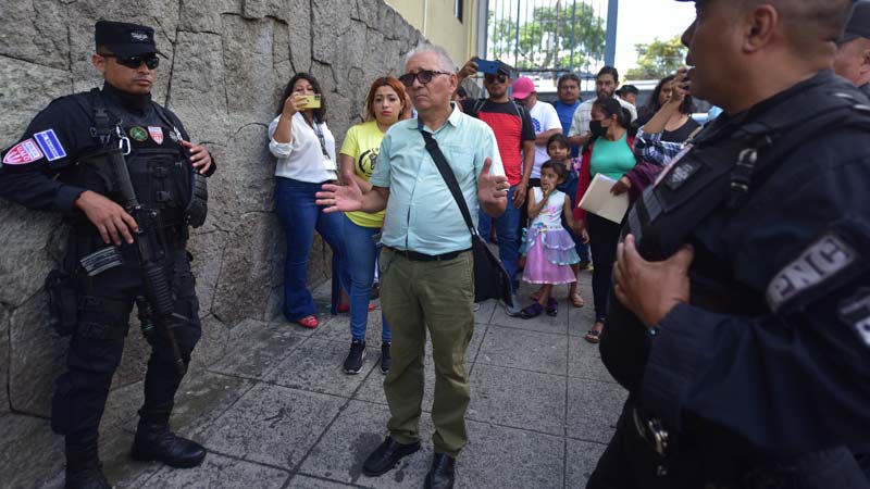 Families Ask Court to Order the Release of 40 Detainees Under the State of Exception — Familias piden a Corte que ordene liberar a 40 detenidos por el estado de excepción