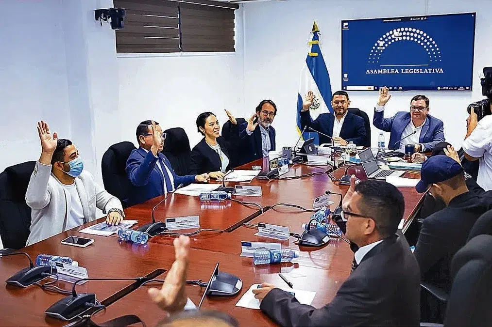 30 Minutes of Legislative Work in an Entire Week — 30 minutos de trabajo legislativo en toda una semana