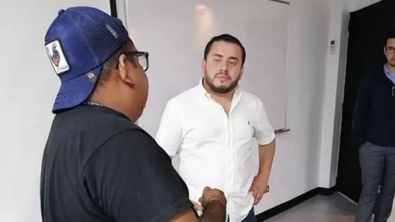 Minister of Public Works fires three union representatives in labor negotiations — Ministro Obras Públicas despide a tres jefes del sindicato en negociación laboral
