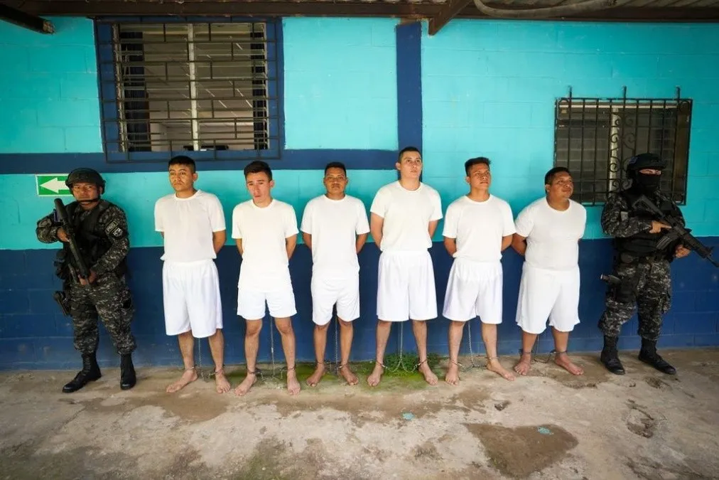 Military Personnel Assaulted People Accompanying a Minor While a Sergeant Abused Her, According to FGR — Militares golpearon a personas que acompañaban a menor de edad mientras sargento abusaba de ella, según FGR