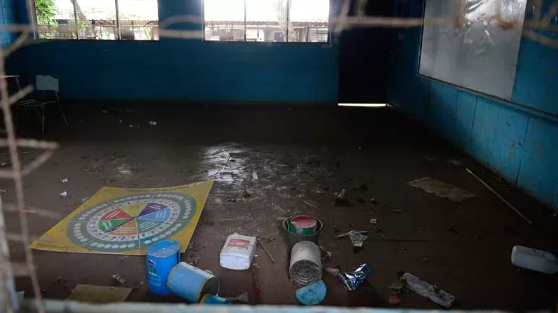 More Public Schools Between Abandonment and Promises — Más escuelas públicas entre abandono y promesas