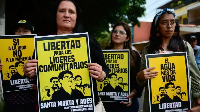 Families Protest for the Enforcement of Order to Release Activists — Familias protestan para que se cumpla orden de excarcelar a activistas