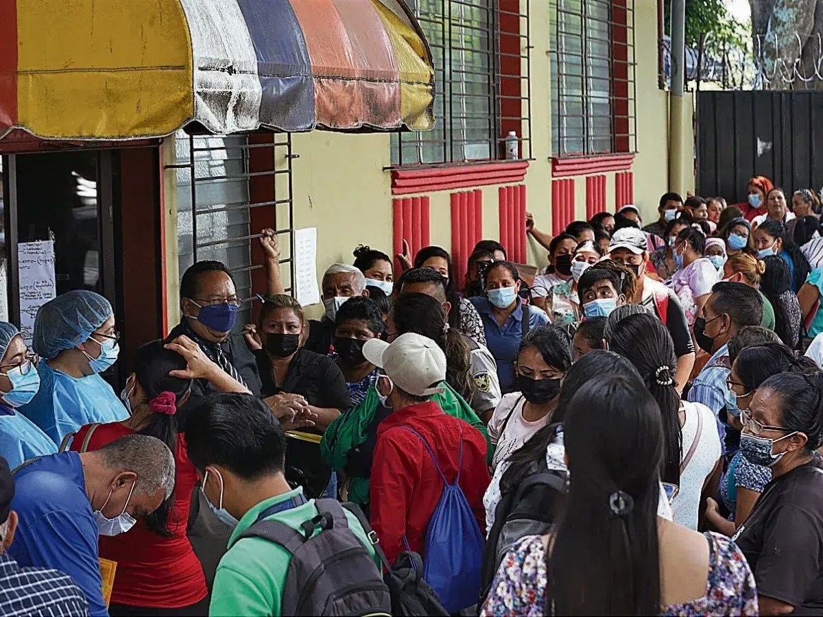 Each public attorney attends 219 people captured under the exception regime in El Salvador— Cada abogado público atiende a 219 personas capturadas en el régimen de excepción en El Salvador