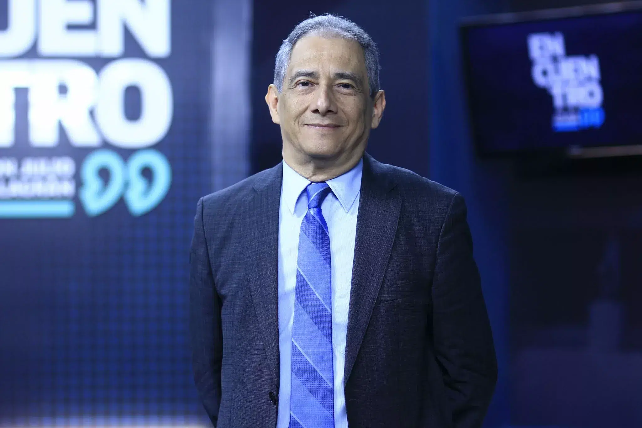 Retrato de Mario Vega en los estudios de televisión de TVX
