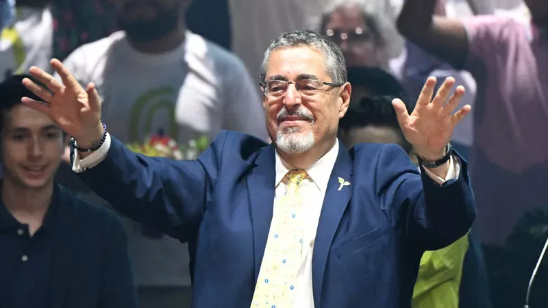 Bukele’s Aspiration for Reelection “Questions Democratic Principles”: Guatemala’s President-Elect — Aspiración de Bukele a reelegirse “cuestiona los principios democráticos”: presidente electo de Guatemala