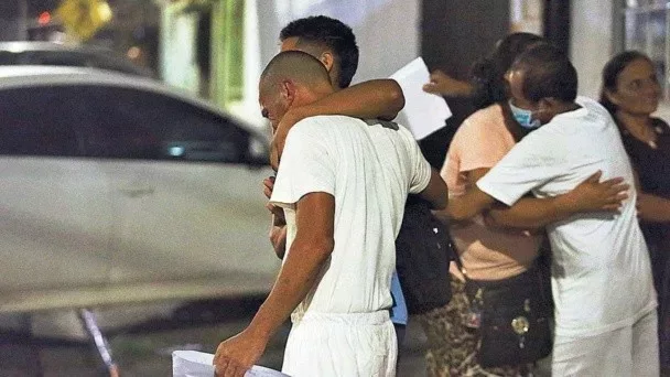 Presumed hitmen and gang leaders among those released under the state of exception in El Salvador — Presuntos sicarios y jefes de pandillas entre liberados por el régimen de excepción en El Salvador