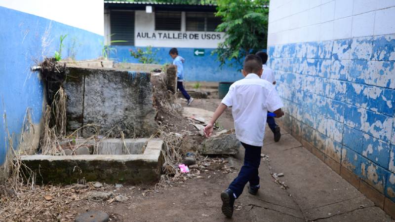 “These are a danger to the children”: Teachers report infrastructure crisis in public schools — “Son un peligro para los niños”: Docentes denuncian crisis de infraestructura en escuelas públicas