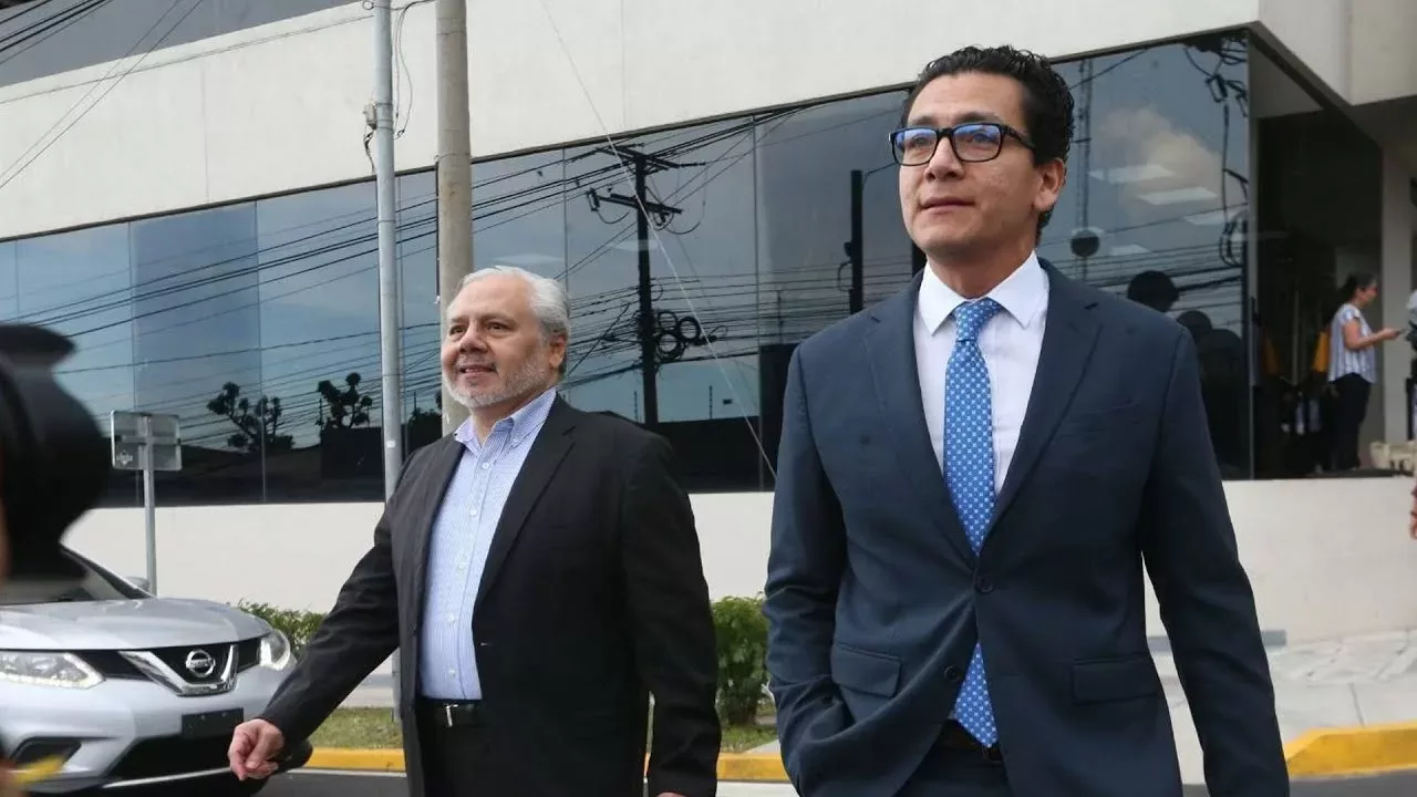 Lawyers Submit Petition to TSE Requesting Non-Registration of Nayib Bukele as Presidential Candidate — Abogados presentan ante TSE petición de no inscripción de Nayib Bukele como candidato a la presidencia