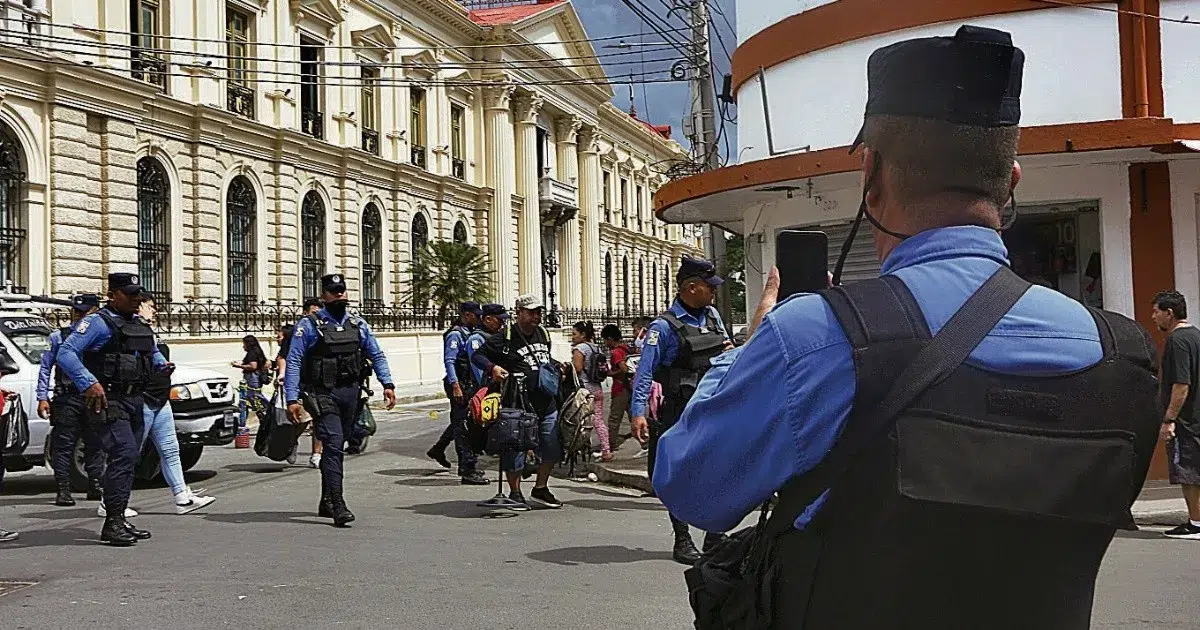 “They worry because foreign people are doing well,  but what about us?”, informal vendors about Misses’ visit to the Historic Center of San Salvador — “Se preocupan porque gente extranjera ande bien, ¿y nosotros qué?”, vendedores informales sobre visita de misses al Centro Histórico de San Salvador