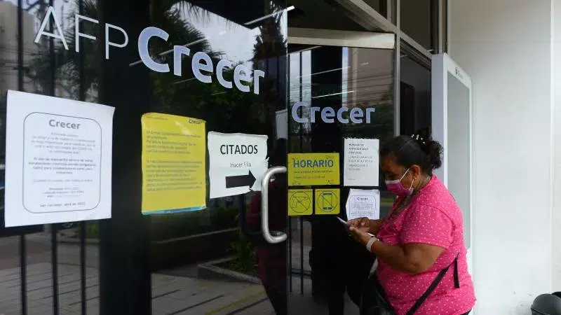 Government Raises Pension Debt to Over $9,000 Million — Gobierno eleva a más de $9,000 millones la deuda de pensiones