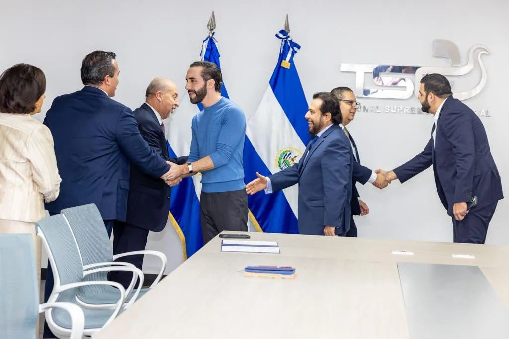 Four Electoral Court justices register Nayib Bukele’s illegal candidacy — Cuatro magistrados del Tribunal Electoral inscriben la candidatura ilegal de Nayib Bukele