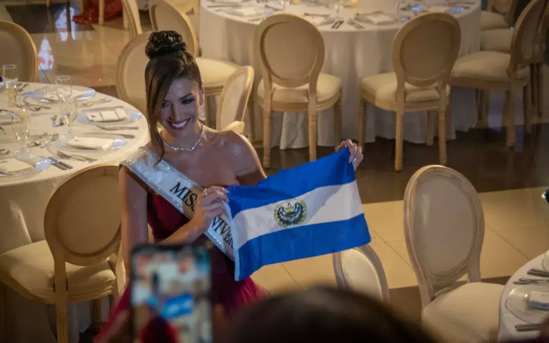 The Country of Miss Universe and the Crook — El país de Miss Universo y el Crook