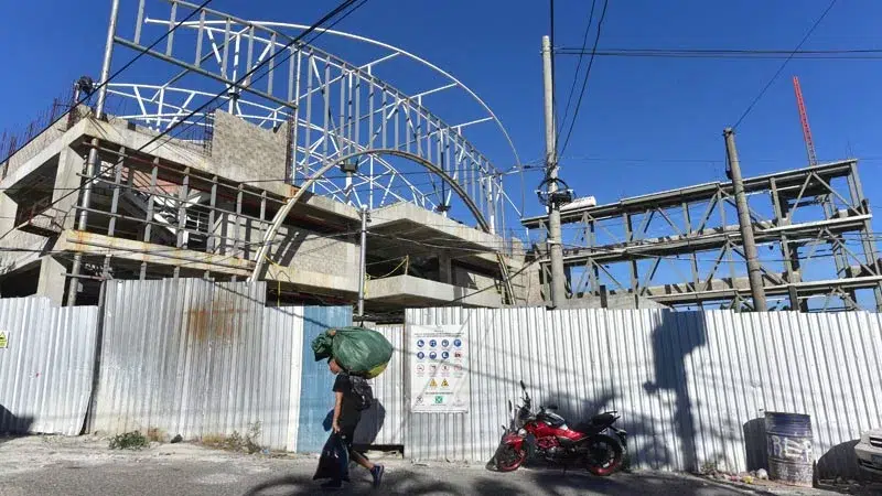 Construction of Escalón Market is Abandoned — La construcción del Mercado Escalón está abandonada