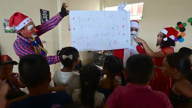 “Giving them back their parents is the best gift you can give these children.”— “Devolverles a sus padres es el mejor regalo que les pueden dar a estos niños”