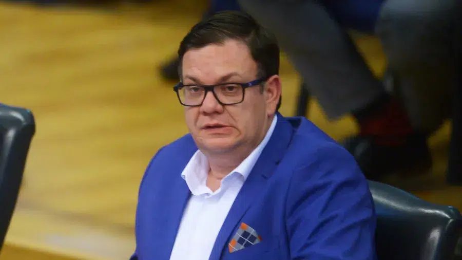 Deputy Christian Guevara does not respond to journalists’ questioning — Diputado Christian Guevara sin responder ante cuestionamiento de periodistas