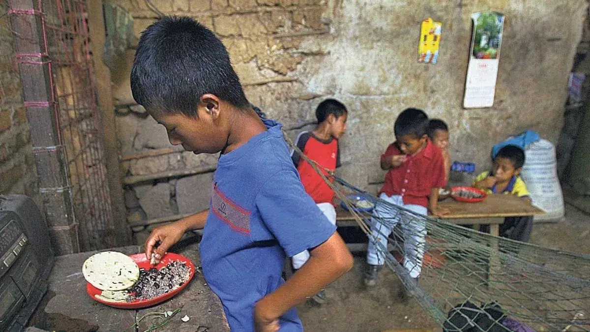 18% of students in El Salvador did not eat at least once a week due to lack of money — 18 % de estudiantes en El Salvador no comió al menos una vez a la semana por falta de dinero