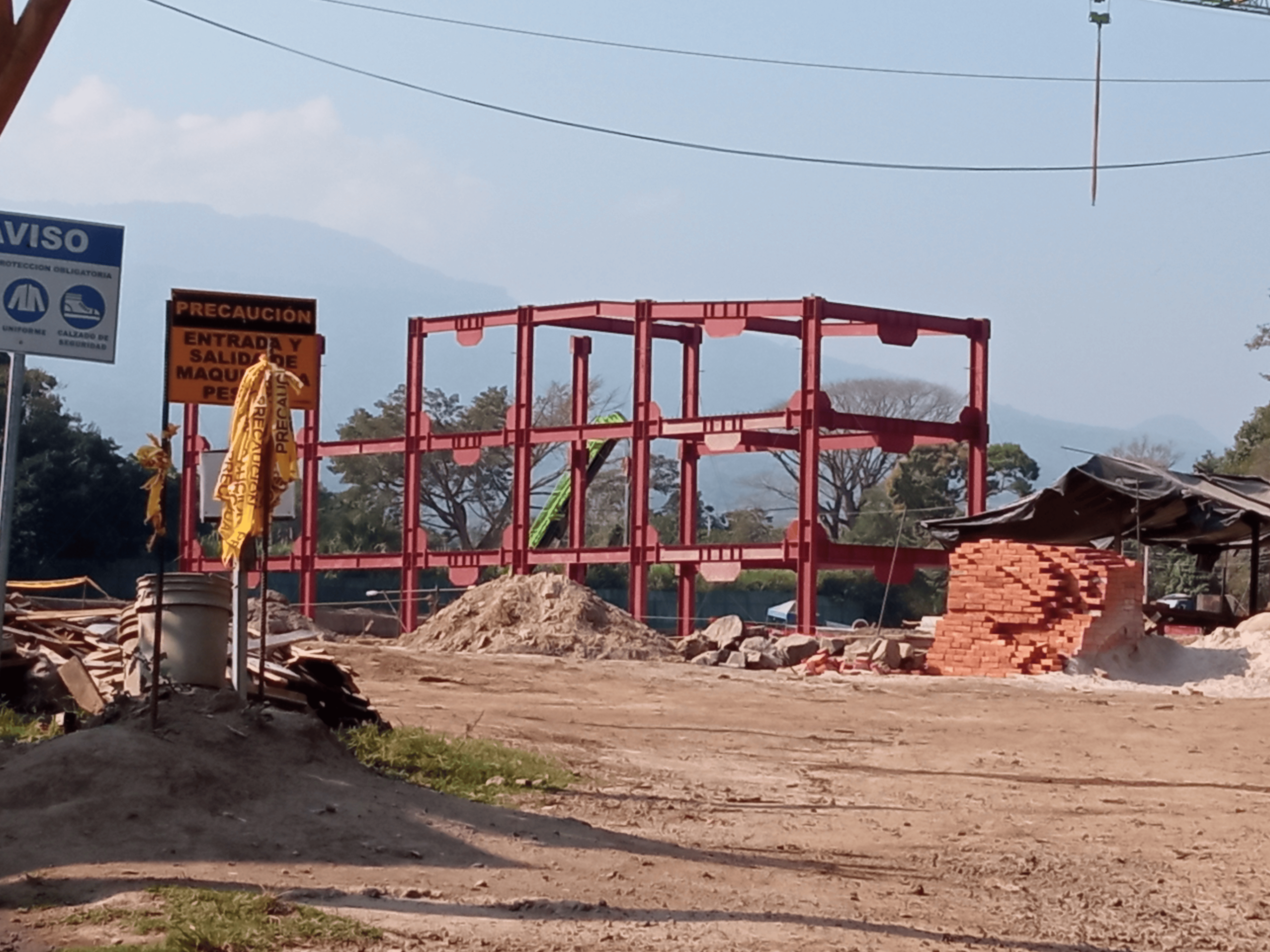 The Ten Columns That Portray the Delay of Nejapa Hospital — Las diez columnas que retratan el atraso del hospital de Nejapa