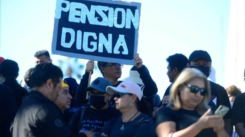 Government Takes an Extra $334 Million from Pension Fund — Gobierno toma $334 millones extra del fondo de pensiones