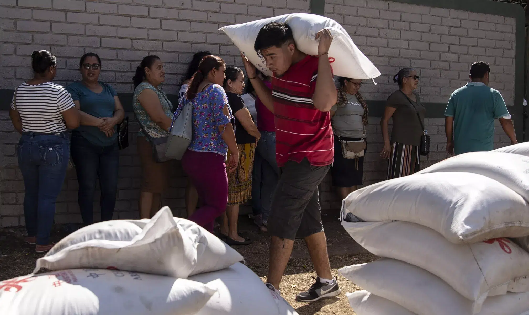 Candidate and President Nayib Bukele’s government gives away food donated by China — Gobierno del candidato y presidente Nayib Bukele regala comida donada por China 