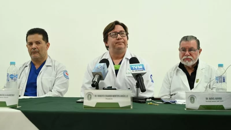 Medical Unions Denounce “Illegal Dismissal” of Doctors for Comments on Social Networks — Gremios médicos denuncian “despido ilegal” de doctoras por comentarios en redes sociales