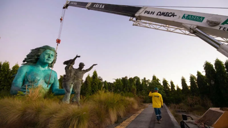 Public Works Demolishes National Reconciliation Monument — Obras Públicas demuele monumento a la Reconciliación Nacional