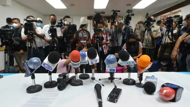 Trolls and influencers close to the Government are the main aggressors against journalists, according to APES report — Troles e influenciadores afines al Gobierno son los mayores agresores de periodistas, según informe de la APES