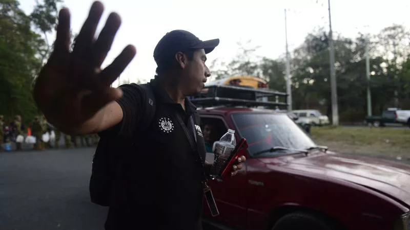 Government package deliverers restrain and assault female photojournalist — Repartidores de paquetes del gobierno retienen y agreden a mujer fotoperiodista