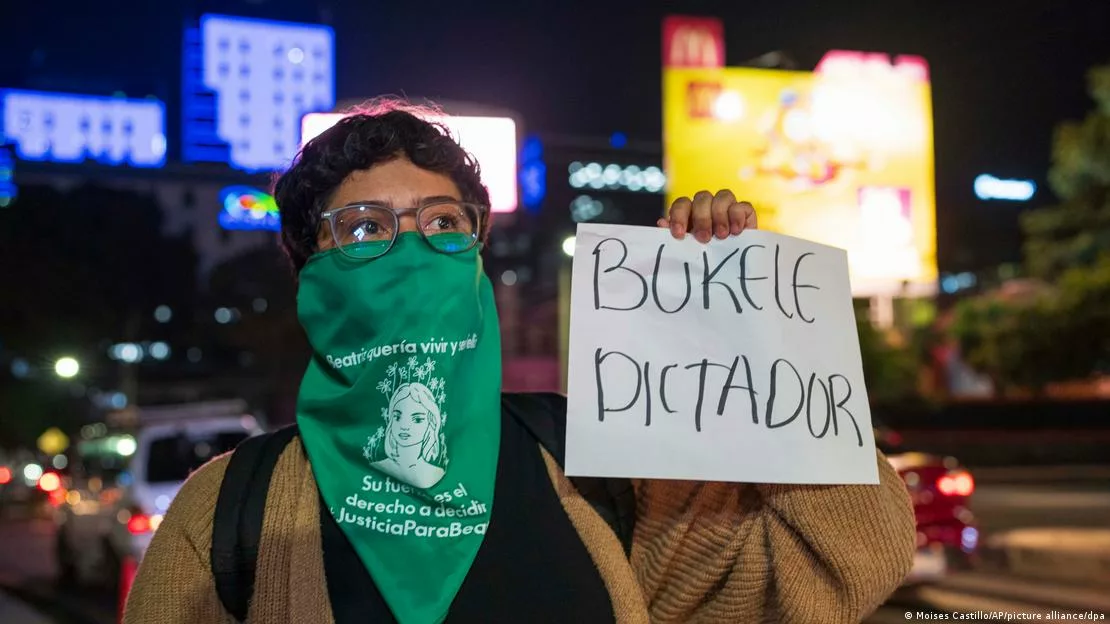 I Declare Myself a Resident of a Dictatorship, El Salvador — Me declaro habitante de una dictadura, El Salvador