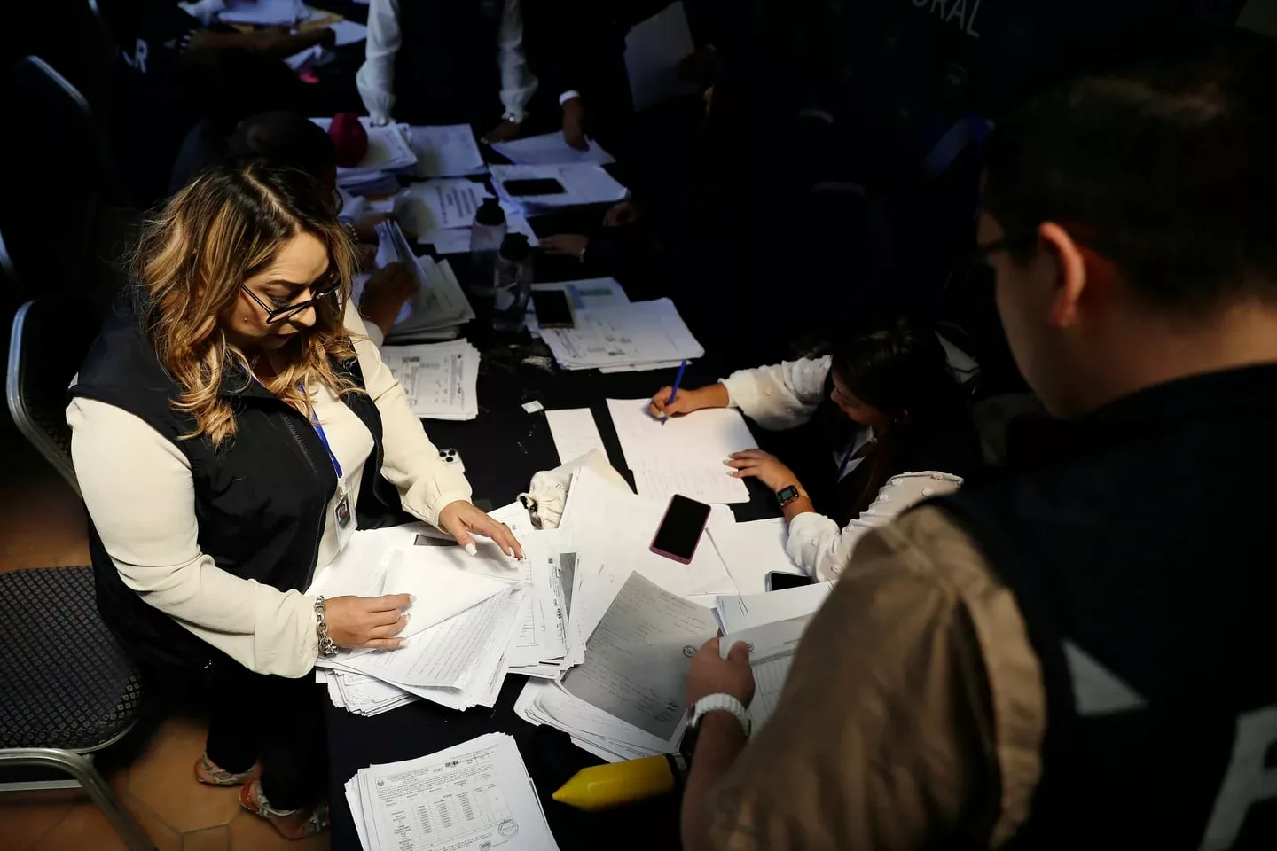 A week after Bukele’s overwhelming victory in El Salvador’s elections, doubts about the composition of Congress continue — A una semana del arrollador triunfo de Bukele en las elecciones de El Salvador, continúan las dudas sobre la conformación del Congreso