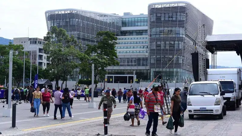 FLIP: El Salvador, a country where everyone walks safely, but speaks with fear — FLIP: El Salvador un país donde todos caminan seguros, pero hablan con miedo