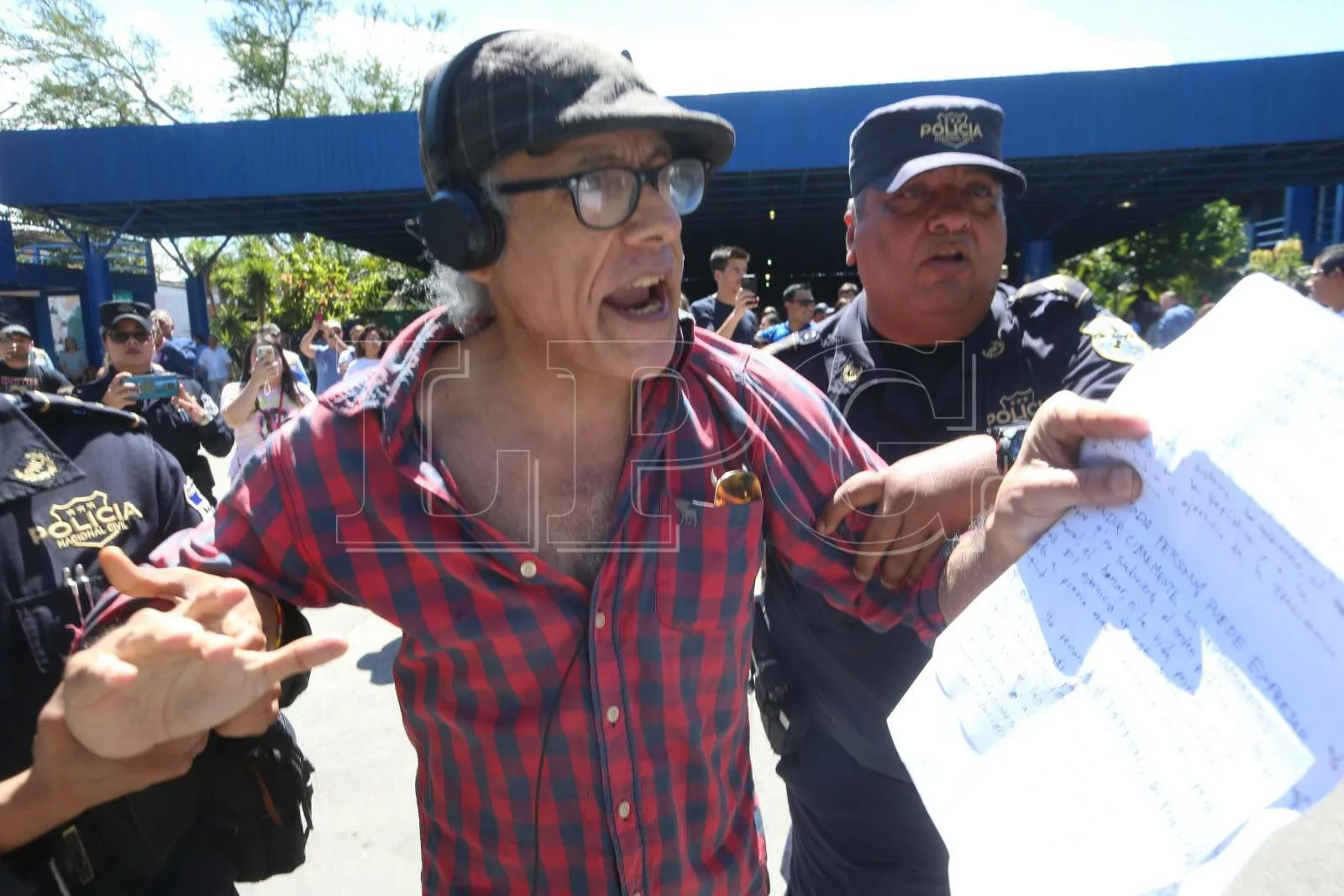 Writer Carlos Borja detained in El Penalito after reading Constitution articles at a polling station — Escritor Carlos Borja está en El Penalito tras leer artículos de la Constitución en un centro de votación