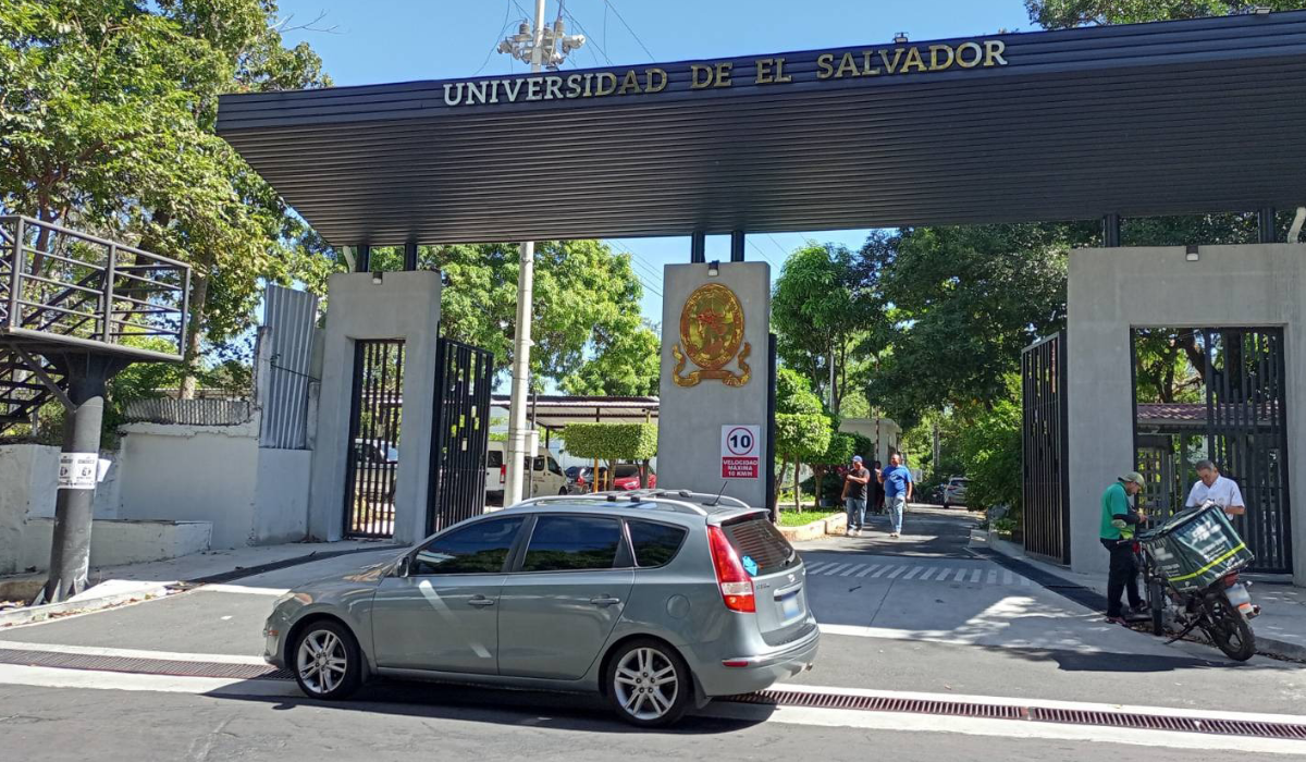 UES Students Unfamiliar with Facilities Due to Virtual Classes since 2020 — Estudiantes de la UES no conocen ni las instalaciones por permanecer en clases virtuales desde 2020
