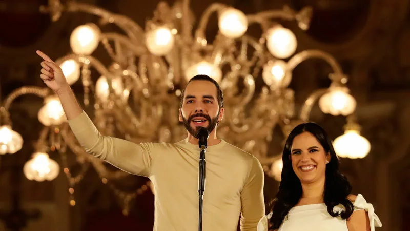 Nayib Bukele lashes out against journalists, NGOs, and international organizations in triumphalist speech — Nayib Bukele arremete contra periodistas, ONG y organismos internacionales en discurso triunfalista