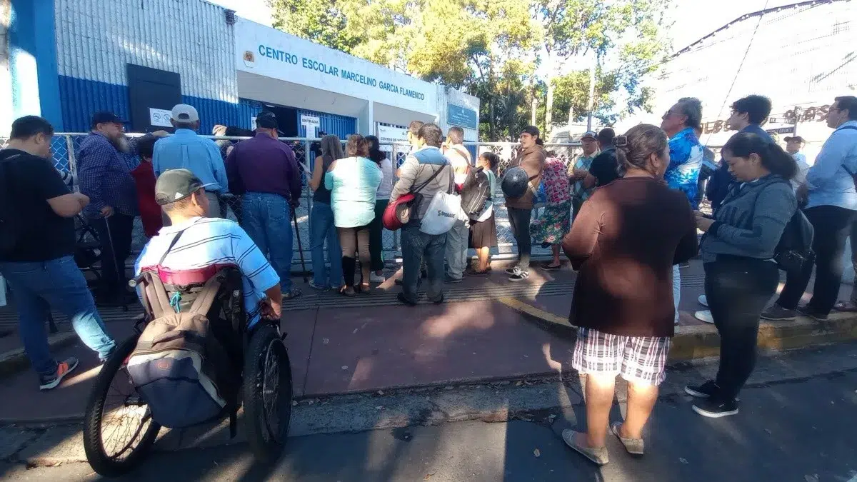 Delay in opening of polling stations due to “TSE errors,” according to organizers — Retraso en apertura de centros de votación se debe a “errores del TSE”, según encargados