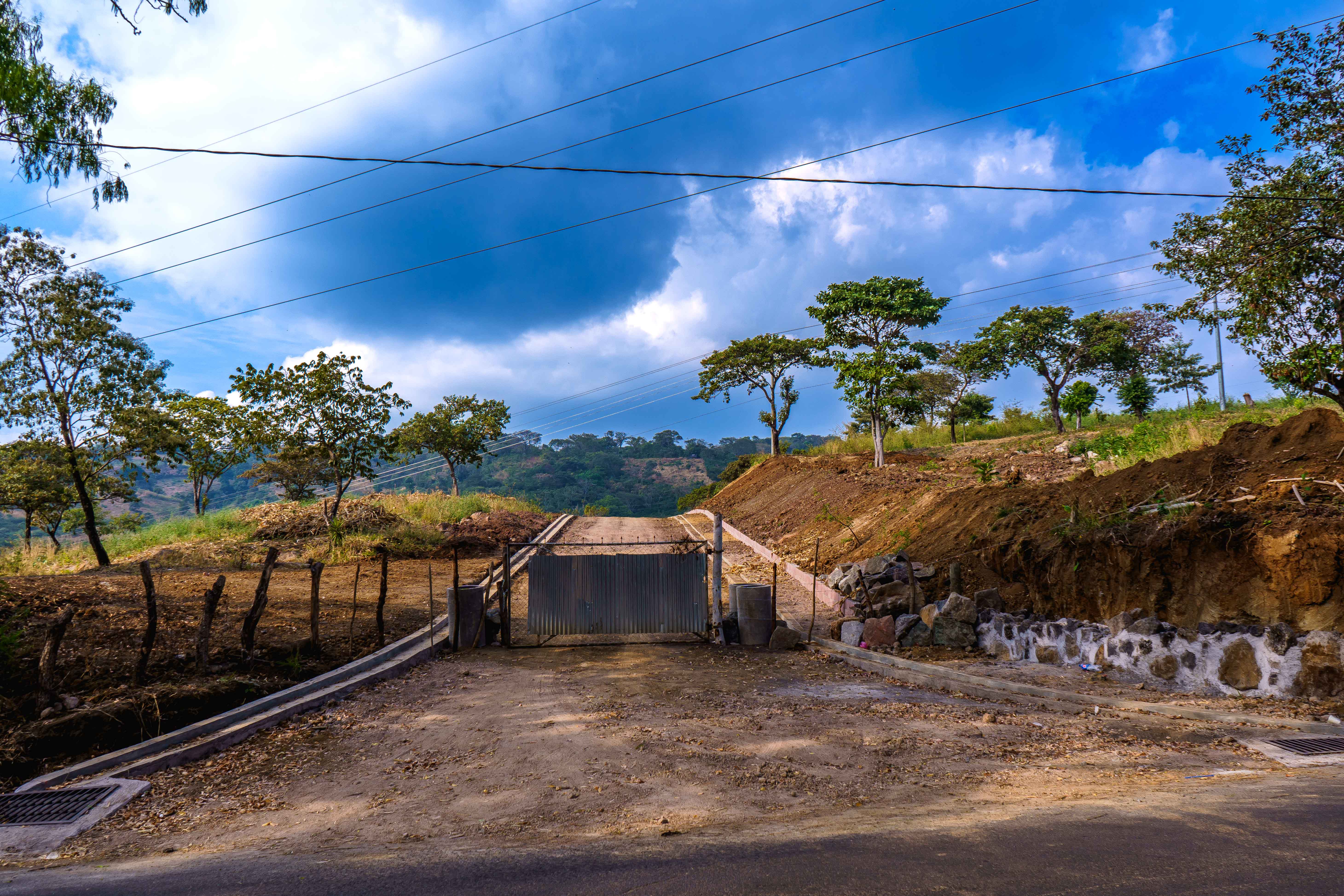 DOM paid fourteen times more for a piece of land — DOM pagó catorce veces más por un terreno