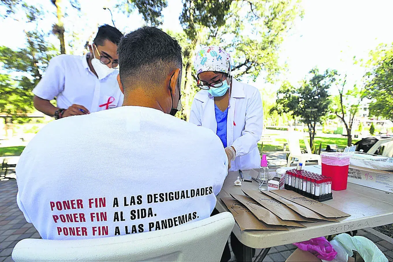 Medical Association warns of public health risks due to withdrawal of HIV material from public clinics in El Salvador — Colegio Médico advierte de riesgos para la salud pública por retiro de material sobre VIH de las clínicas públicas de El Salvador