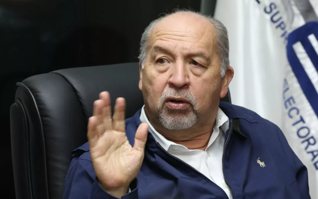 TSE Magistrate Favored His Client with Contracts — Magistrado del TSE favoreció con contratos a su cliente