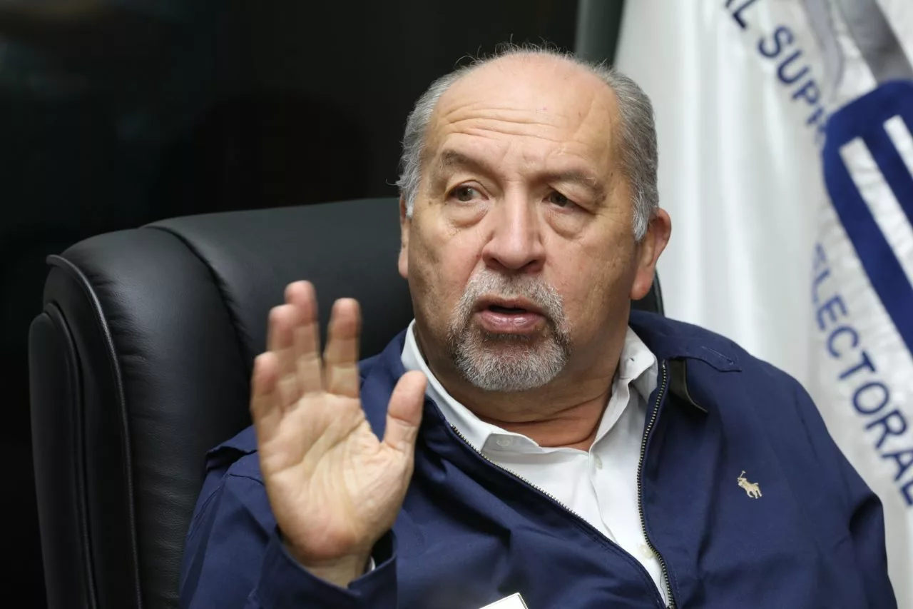 TSE Magistrate Favored His Client with Contracts — Magistrado del TSE favoreció con contratos a su cliente