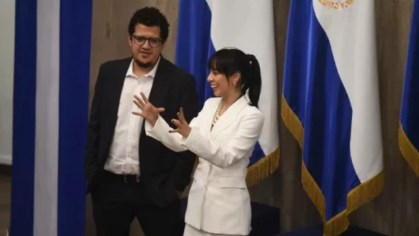 Government Seeks More Money for Banks to Lend Even More — Gobierno busca que llegue más dinero a bancos para que le presten aún más