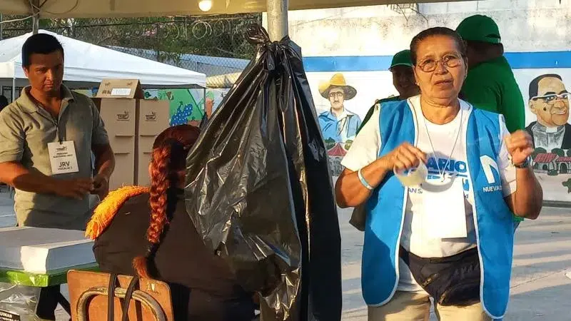 Illegal activity pointed out at Zacamil voting center for influencing voters — Señalan ilegalidad en centro de votación de Zacamil por inducir al voto
