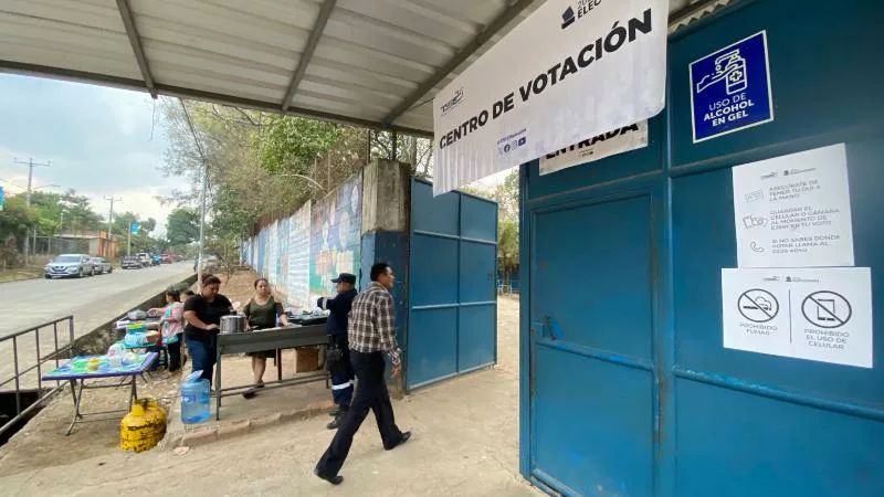 Ahuachapán with low voter turnout at polling stations — Ahuachapán con baja presencia de electores en centros de votación
